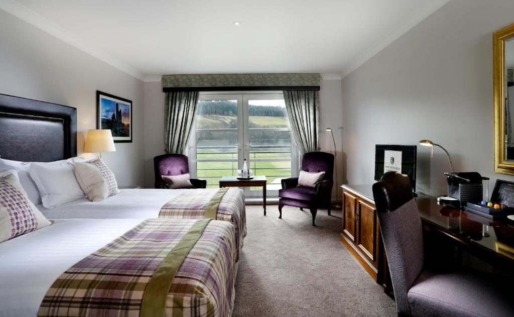 TV a/nebo společenská místnost v ubytování Macdonald Cardrona Hotel, Golf & Spa