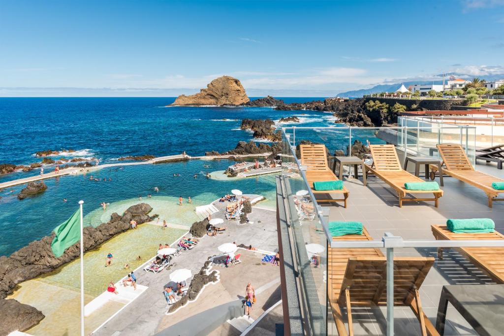 uitzicht op een zwembad op een cruiseschip bij Aqua Natura Madeira in Porto Moniz