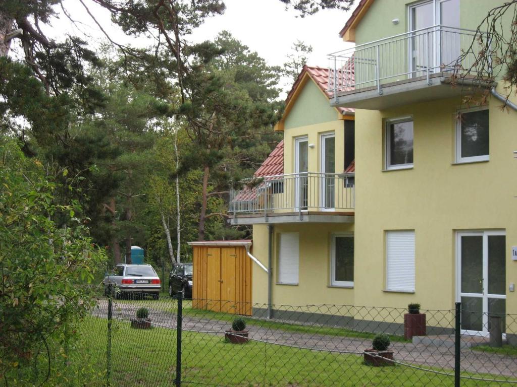 オストゼーバート・ディアーハーゲンにあるSEESTERN App Nr 12 max 6 Persの黄色い家