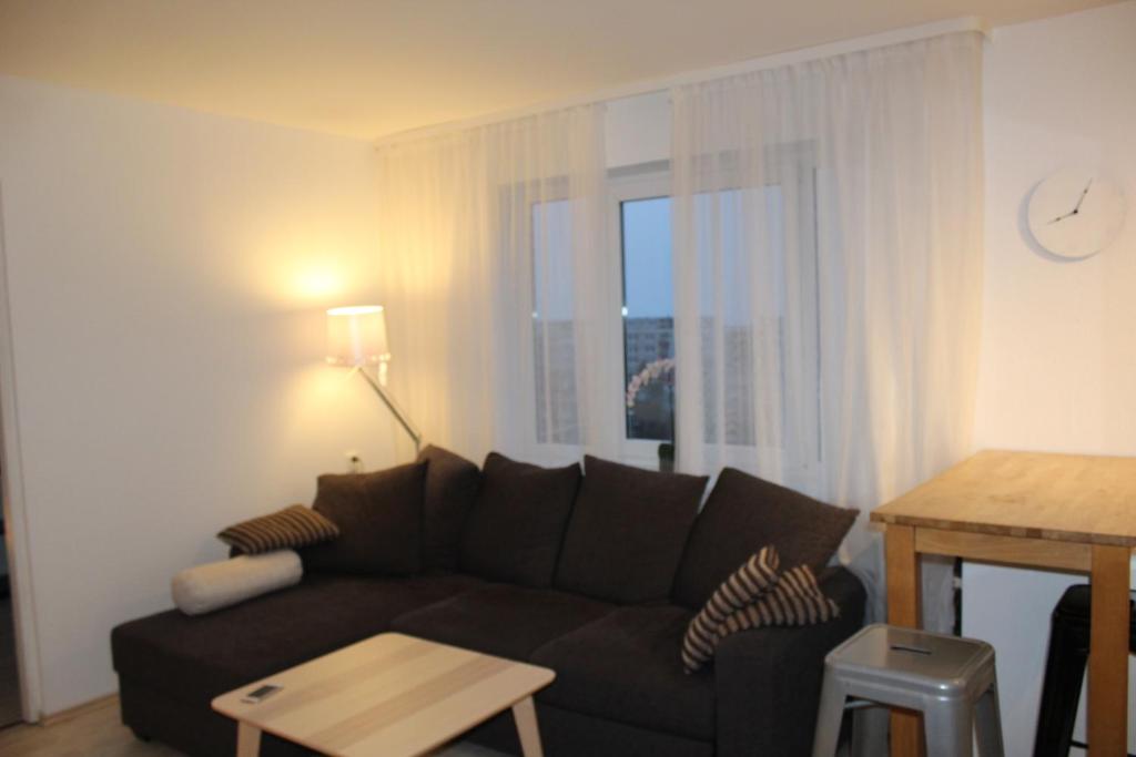 ハープサルにあるNiine Apartmentのソファと窓のあるリビングルーム