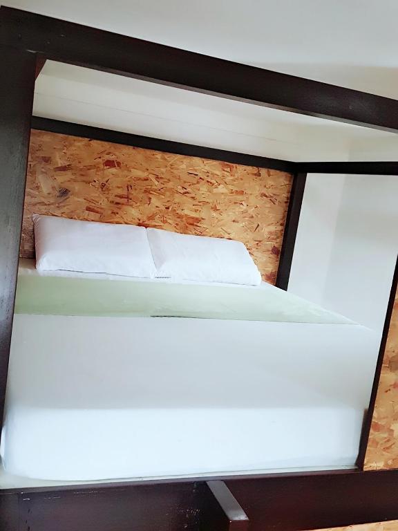 Postel nebo postele na pokoji v ubytování Spinning Cat Hostel