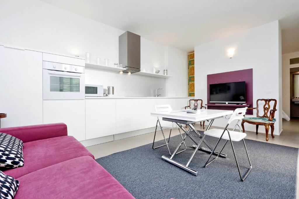 ローマにあるPiazza del Popolo Apartmentの紫色のソファとテーブル付きのリビングルーム