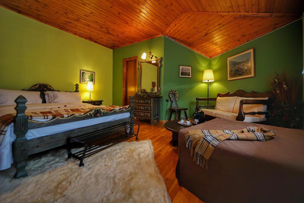 1 Schlafzimmer mit 2 Betten und grünen Wänden in der Unterkunft To Balkoni tis Agorianis in Eptalofos