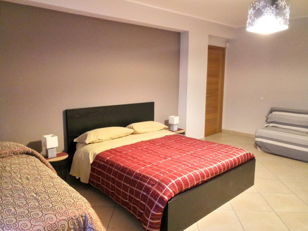 Łóżko lub łóżka w pokoju w obiekcie Villa Feluchia Tra Il Mare E Il Vulcano