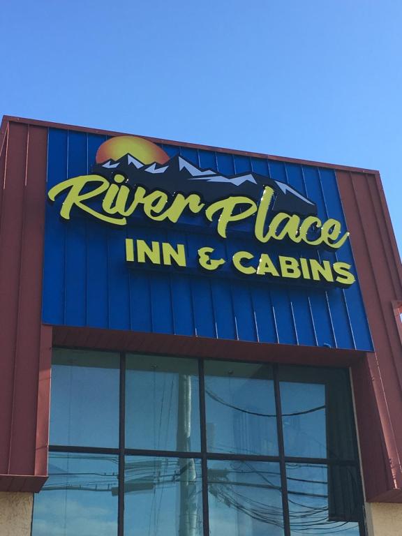 鴿子谷的住宿－River Place Inn，建筑物一侧的标志