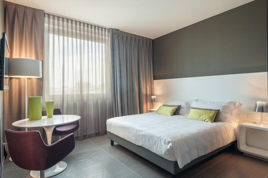 Rúm í herbergi á 8Piuhotel