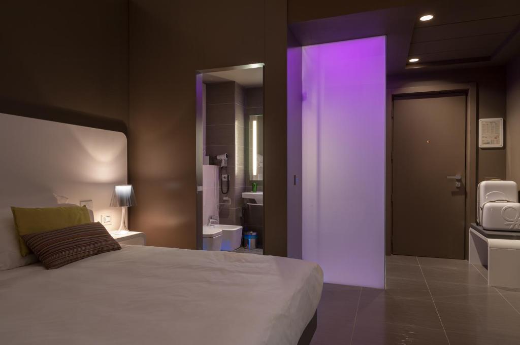 Rúm í herbergi á 8Piuhotel