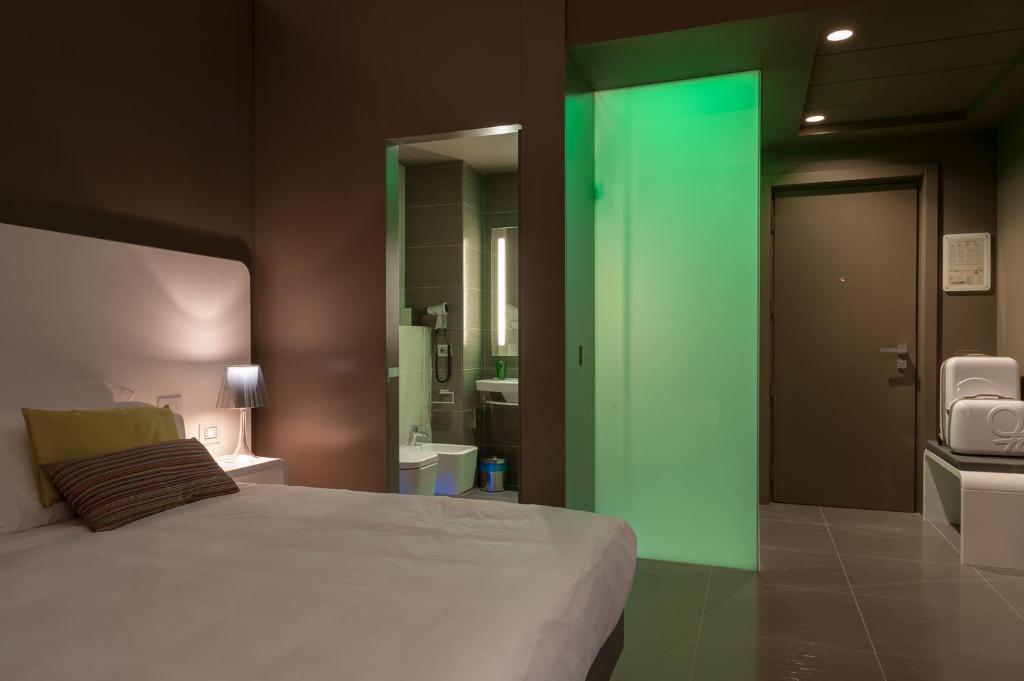 Rúm í herbergi á 8Piuhotel
