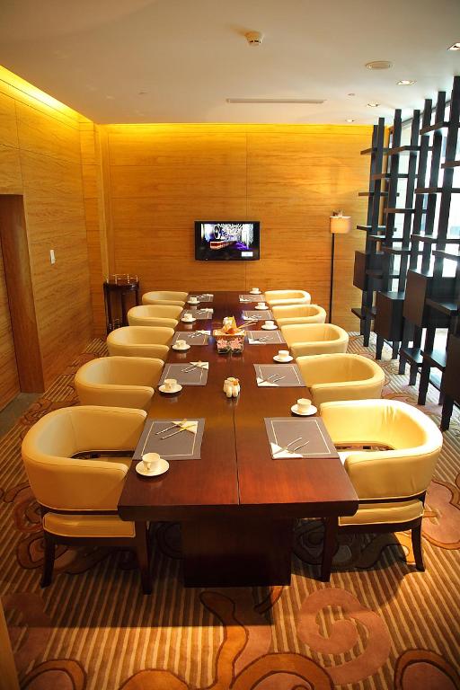 a large conference room with a long table and chairs at Shanghai Hongqiao Airport Hotel - Air China in Shanghai