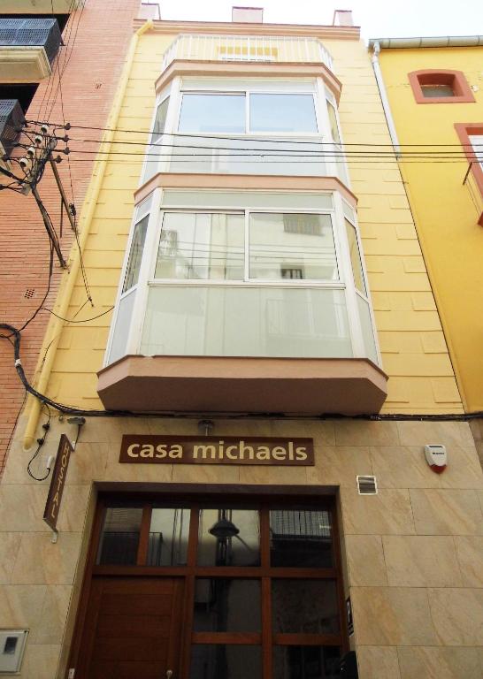 un edificio con una gran ventana en la parte superior en Hostal Casa Michaels, en Móra d'Ebre