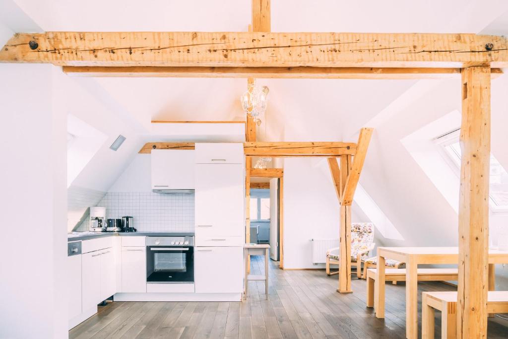 eine Küche und ein Esszimmer mit einem Loft-Umbau in der Unterkunft Stadthaus Gut Hügle in Ravensburg