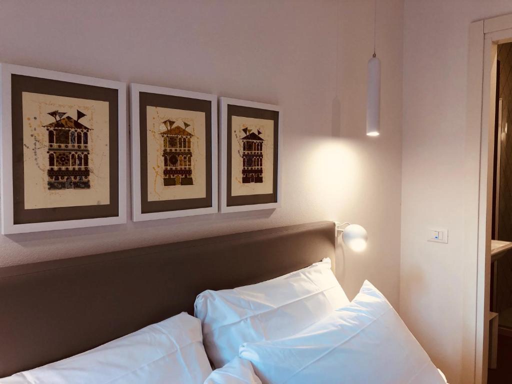 A bed or beds in a room at San Marco Design Suites