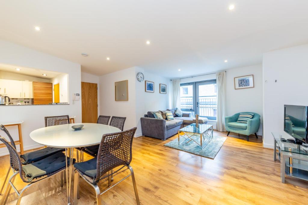 een woonkamer met een tafel en stoelen bij 2 Bed Executive Apartment next to Liverpool Street FREE WIFI by City Stay Aparts London in Londen