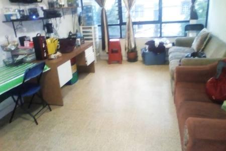 sala de estar con sofá y mesa en Apartamento en colonia tacubaya, en Ciudad de México