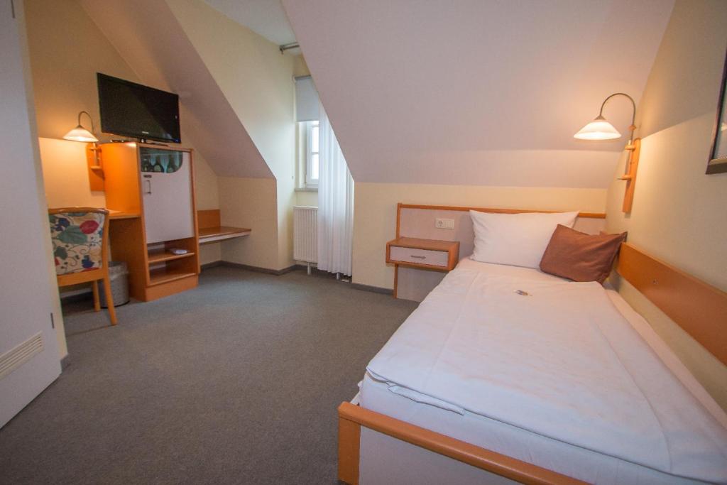 Postel nebo postele na pokoji v ubytování Hotel Garni am Markt - Businesshotel - Frühstücksbuffet - Fahrradabstellplatz - Hunde willkommen