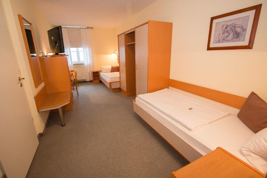Postel nebo postele na pokoji v ubytování Hotel Garni am Markt - Businesshotel - Frühstücksbuffet - Fahrradabstellplatz - Hunde willkommen