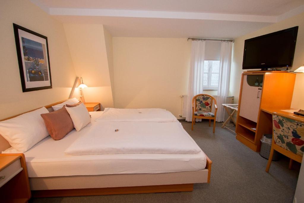 Postel nebo postele na pokoji v ubytování Hotel Garni am Markt - Businesshotel - Frühstücksbuffet - Fahrradabstellplatz - Hunde willkommen