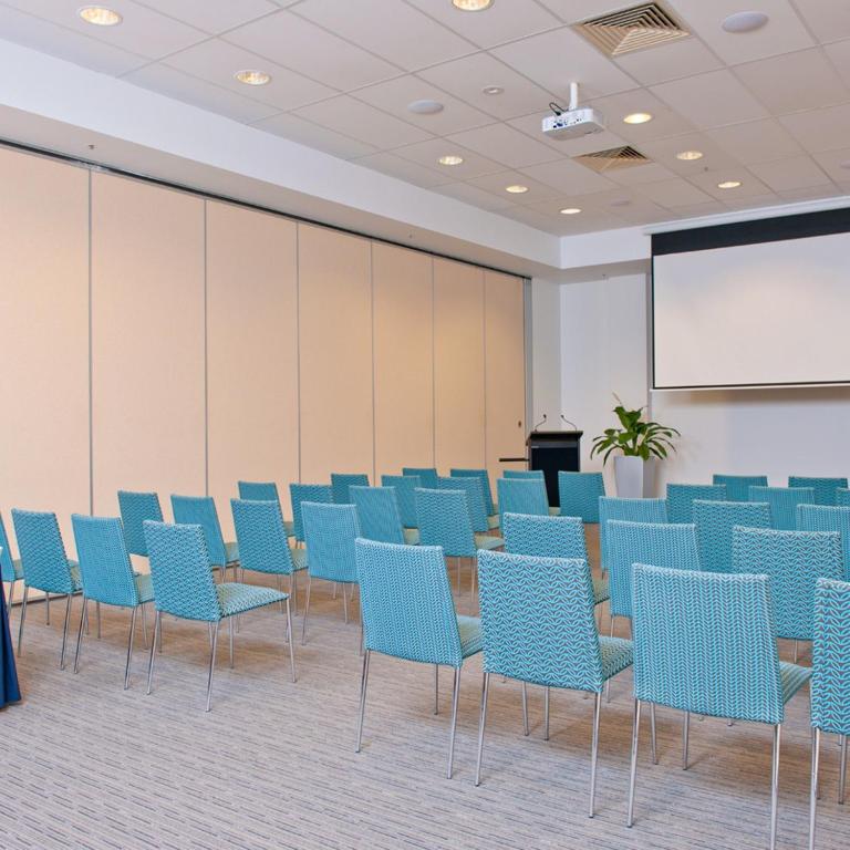 Zona business o sala conferenze di Mantra Mooloolaba Beach