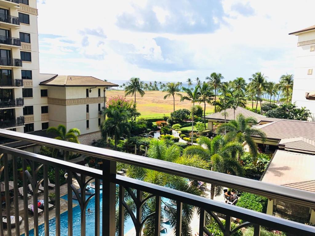 Bazén v ubytování Beach Villas at Ko Olina 5th floor Ocean View nebo v jeho okolí