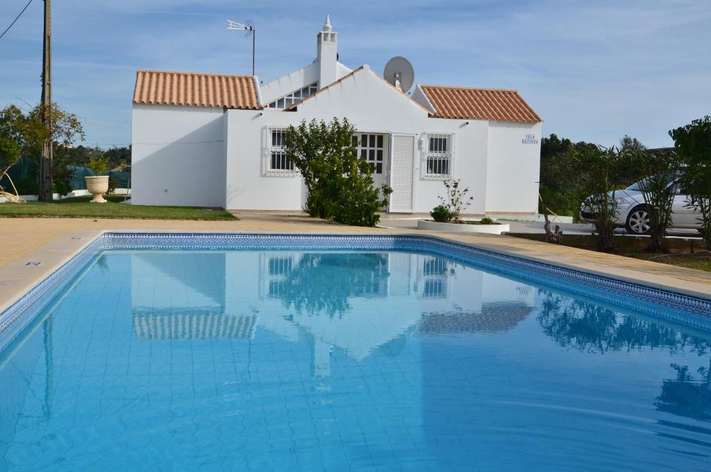 una casa bianca con una piscina di fronte di Villa Batista a Guia