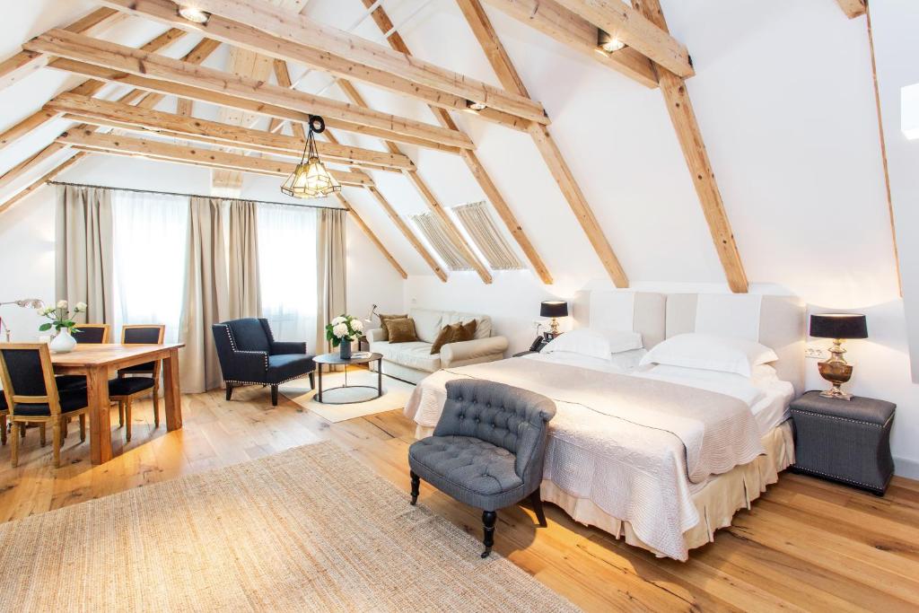Postel nebo postele na pokoji v ubytování Lesar Hotel Angel - Member of Hip Hotels