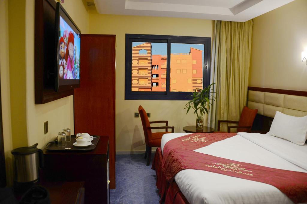 Postel nebo postele na pokoji v ubytování Al Waleed Tower Hotel