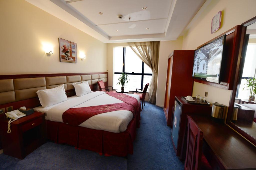 Postel nebo postele na pokoji v ubytování Al Waleed Tower Hotel