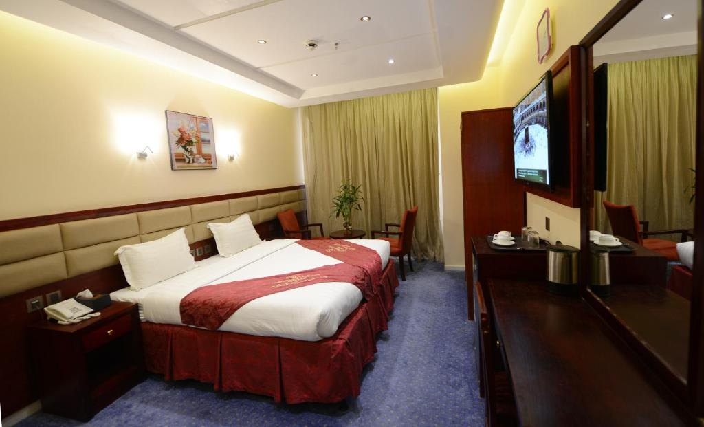Postel nebo postele na pokoji v ubytování Al Waleed Tower Hotel