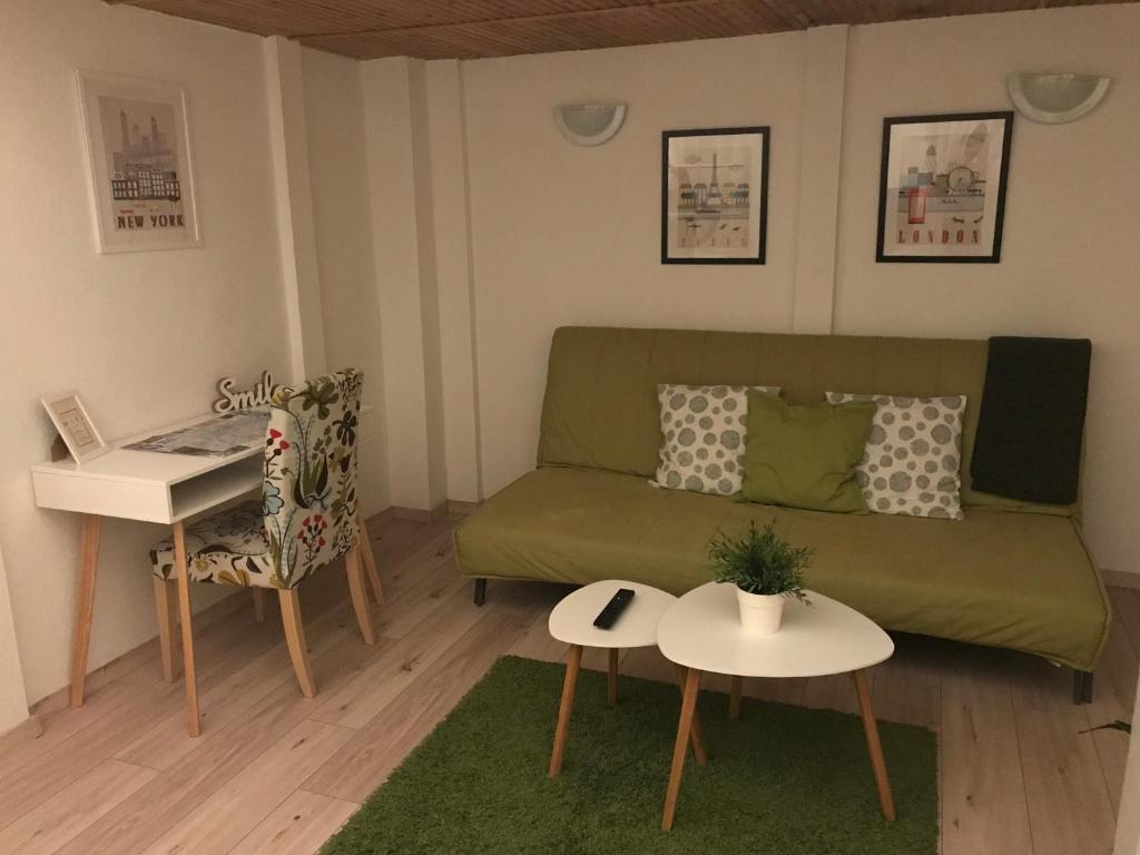 sala de estar con sofá verde y mesa en Révay 6 Apartment, en Budapest