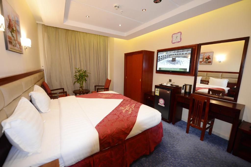 Postel nebo postele na pokoji v ubytování Al Waleed Tower Hotel