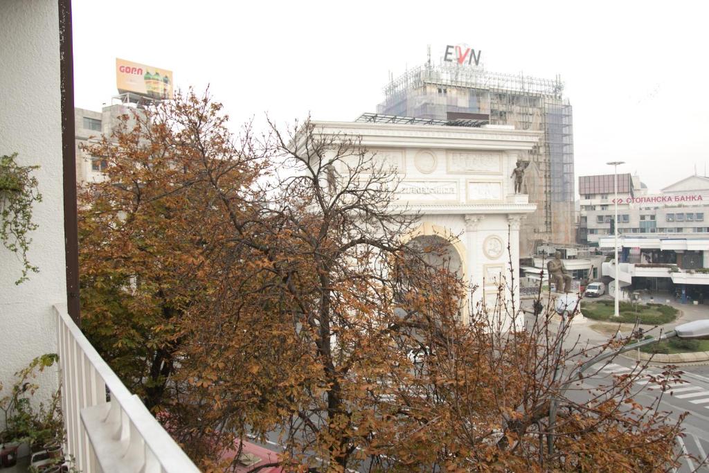 um edifício com um arco no meio de uma cidade em Kolev Apartments - Two Bedroom Cozy Central Apartment em Skopje