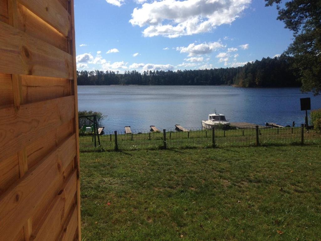 un groupe d’oiseaux debout sur une clôture à côté d’un lac dans l'établissement Gościniec Rospuda 1, à Augustów