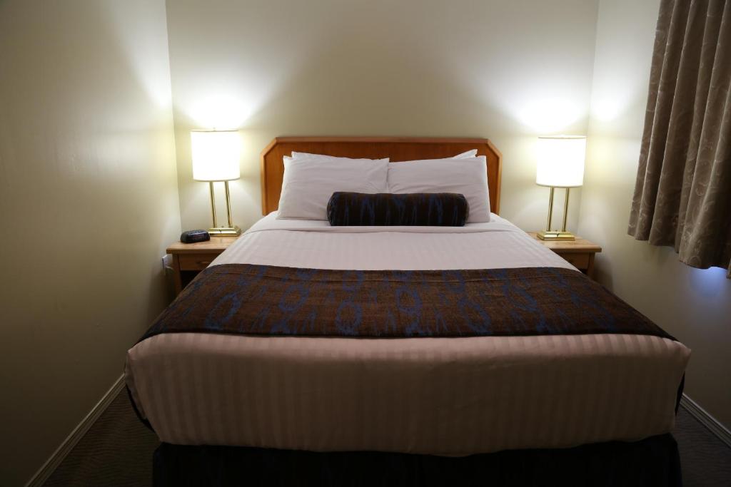 Postel nebo postele na pokoji v ubytování SlumberLodge Hotel