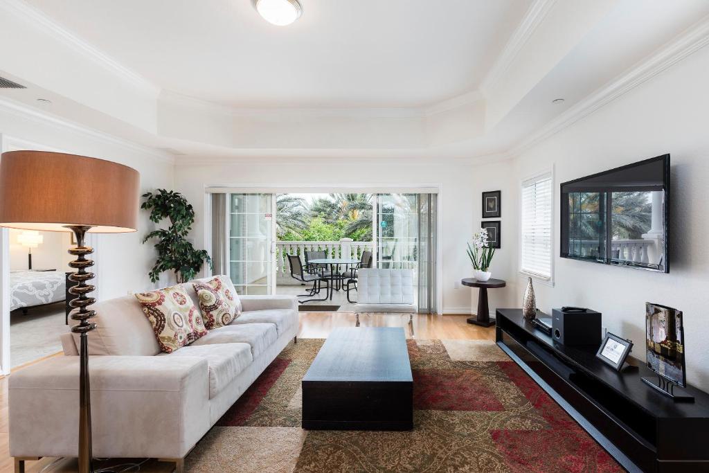 un soggiorno con divano e tavolo di Modern 2 Suites Vacation Apartment RE7659-304 a Kissimmee