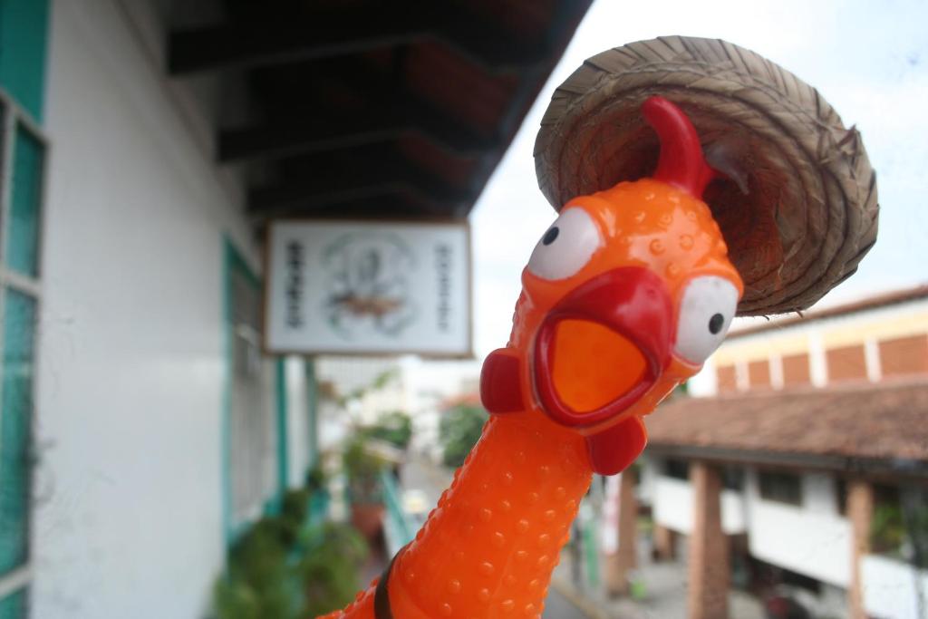 Un oiseau jouet est suspendu à un bâtiment dans l'établissement Casa Kraken Hostel, à Puerto Vallarta