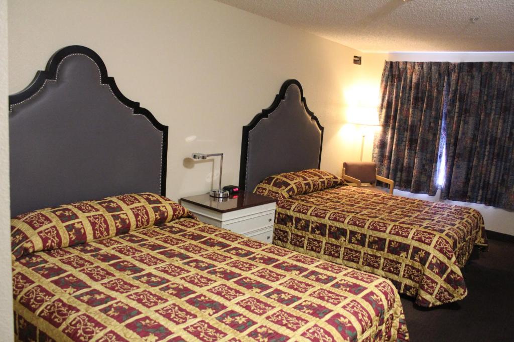 Postel nebo postele na pokoji v ubytování Knights Inn Pasco