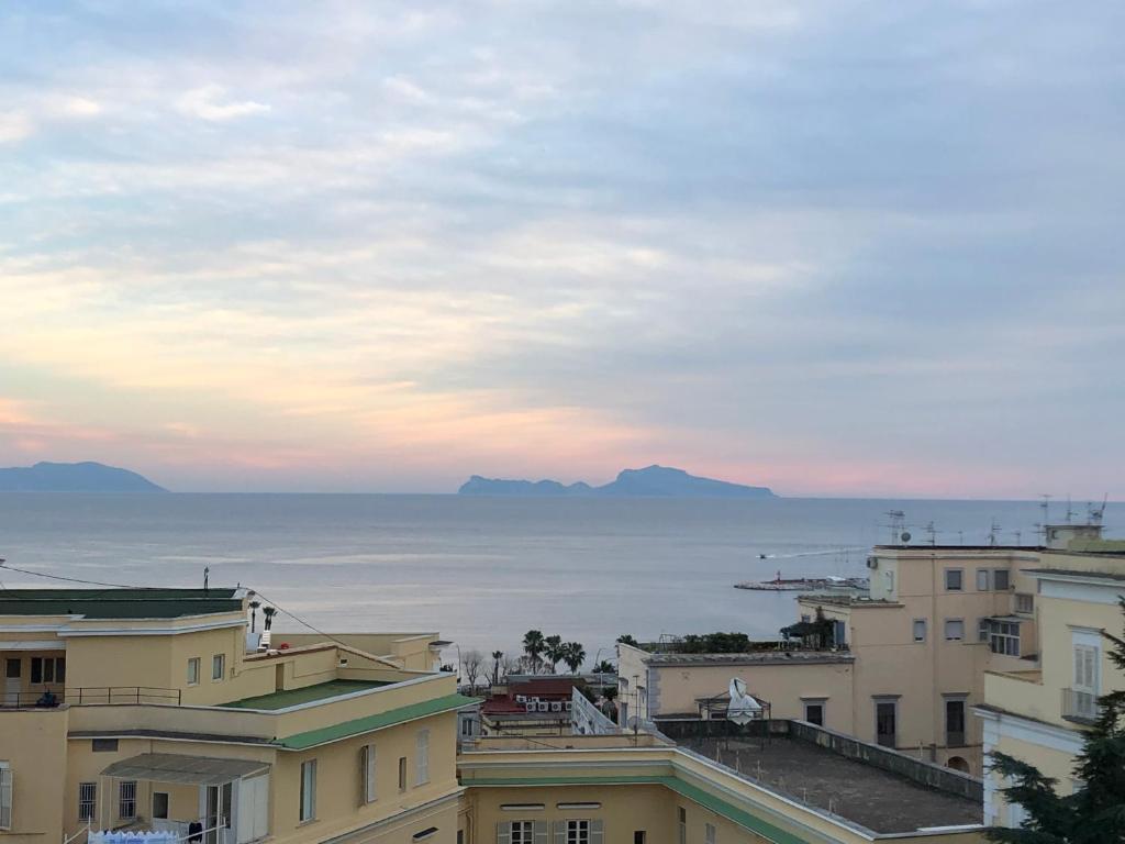widok na ocean z dachów budynków w obiekcie Specchio di Parthenope B&B w mieście Neapol