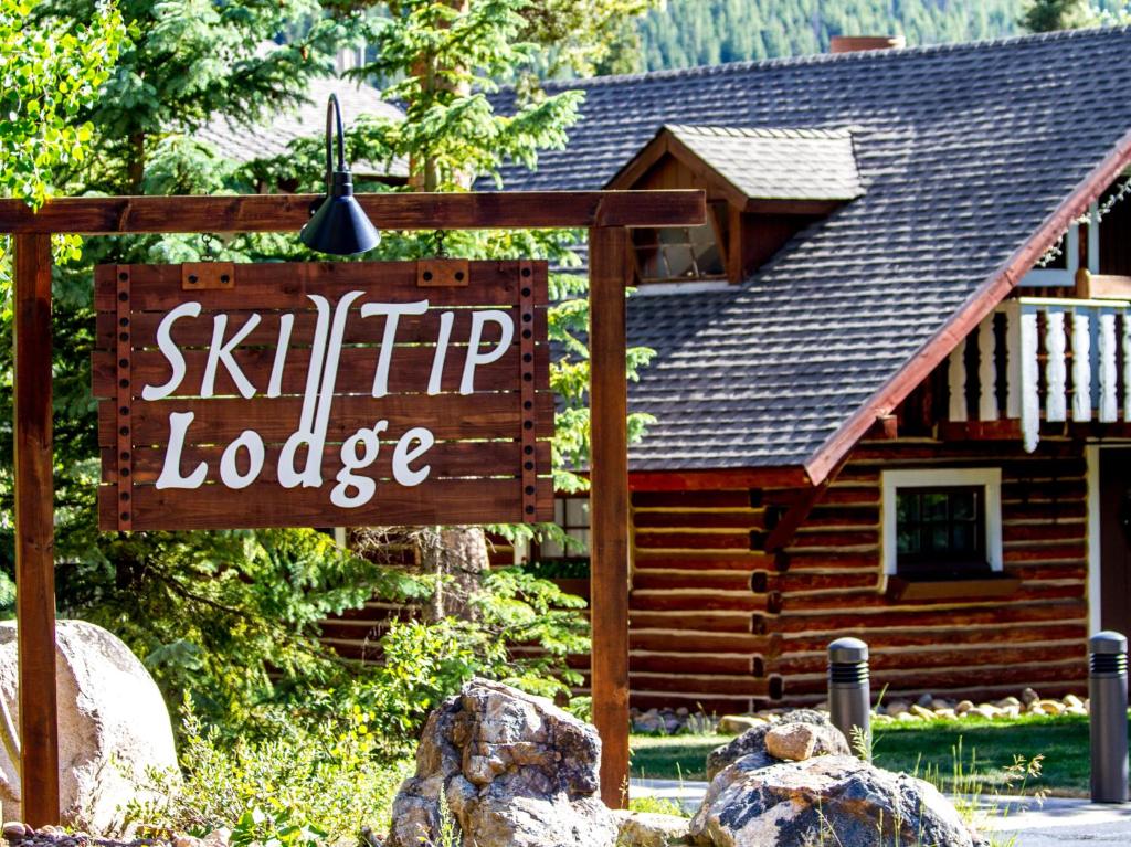 un panneau devant une cabane en rondins dans l'établissement Ski Tip Lodge by Keystone Resort, à Keystone