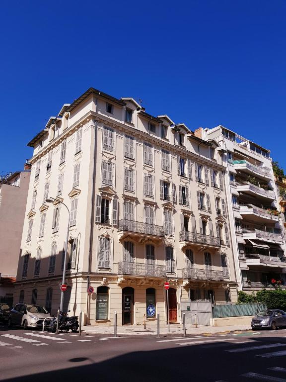 Cosy central studio Nice Rossini large balcony AC
