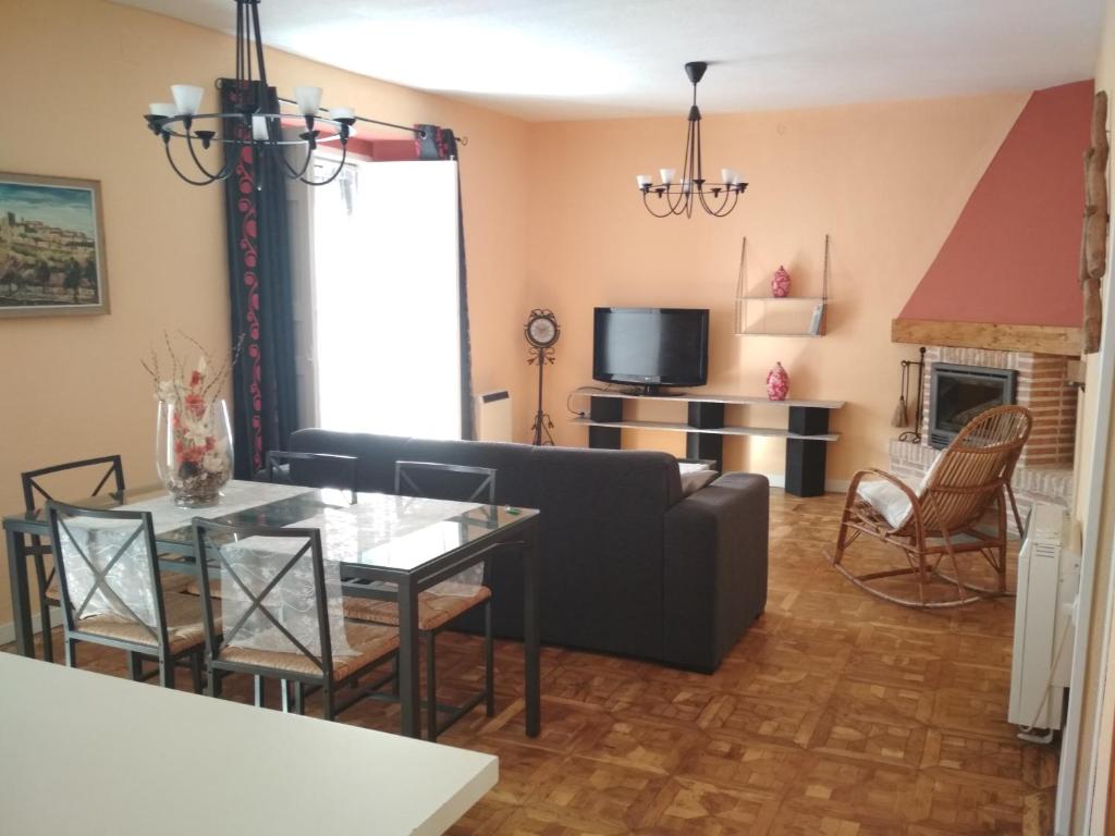 西古恩薩的住宿－Los Balcones - Alojamiento Rural en Sigüenza，客厅配有沙发和桌子