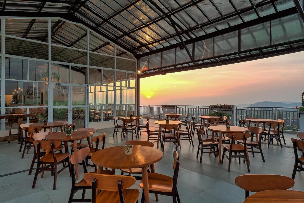 Restaurace v ubytování Le Eminence Puncak Hotel Convention & Resort