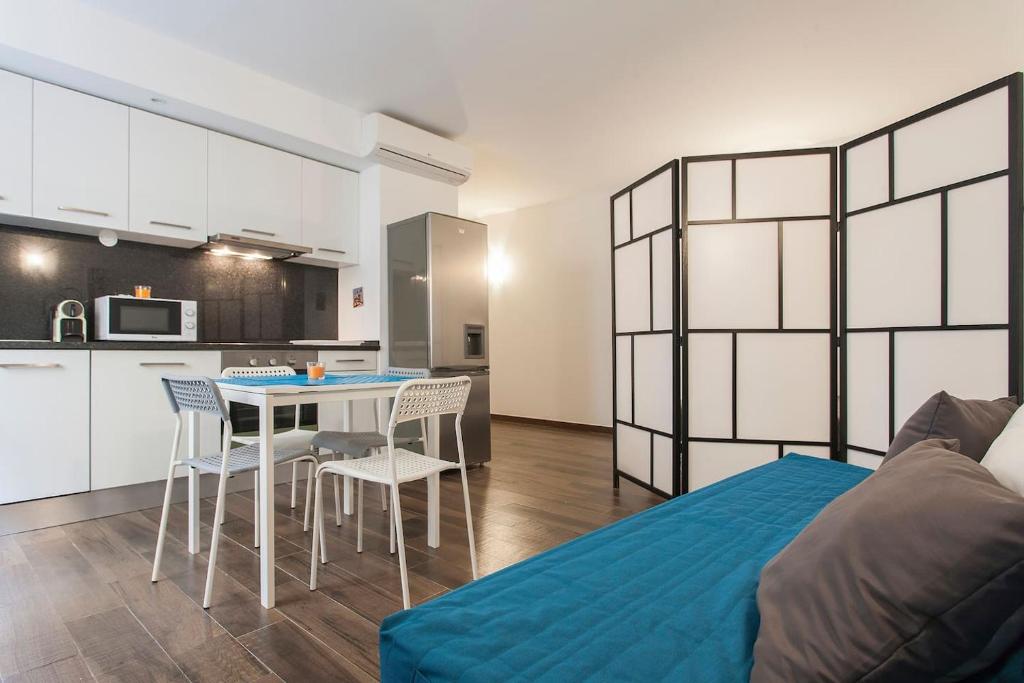 Habitación con cama, mesa y sillas. en Studios of the Panteão, 0th floor en Lisboa