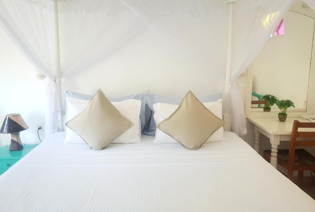 Postel nebo postele na pokoji v ubytování Neela's Beach Inn