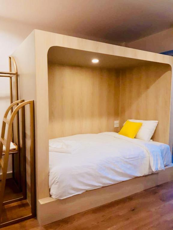 Postel nebo postele na pokoji v ubytování La La Moon Krabi Poshtel'n' Pool