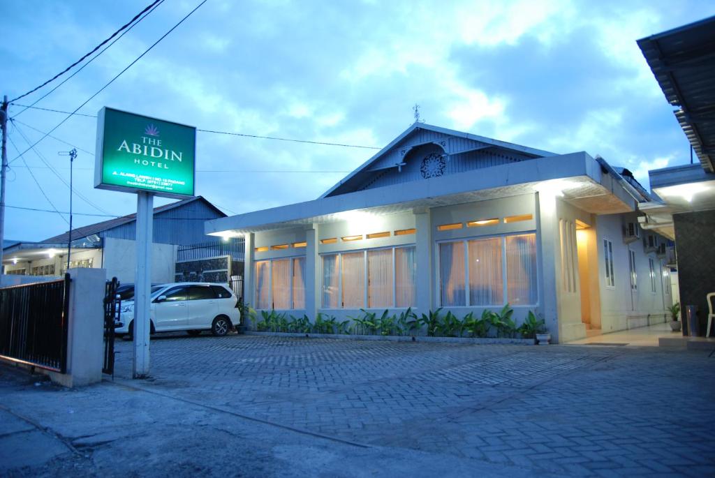 um edifício com um sinal em frente em The Abidin Hotel Syari'ah em Padang