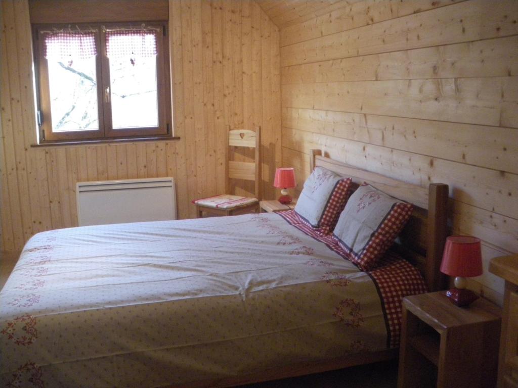 Tempat tidur dalam kamar di FERME IM-BERG