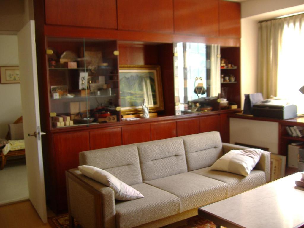 岡山的住宿－Special Honmachi，客厅配有沙发和桌子
