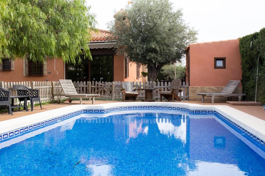 - une piscine en face d'une maison dans l'établissement Villa Sol y Sal, à Torrevieja