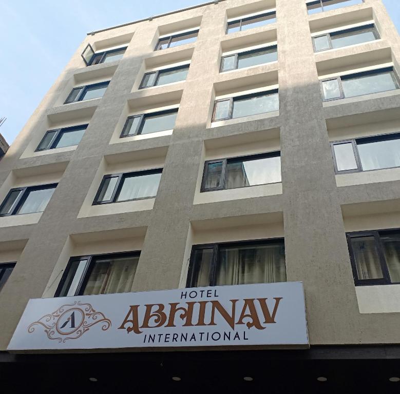 un bâtiment avec un panneau devant lui dans l'établissement Hotel Abhinav International, à Varanasi