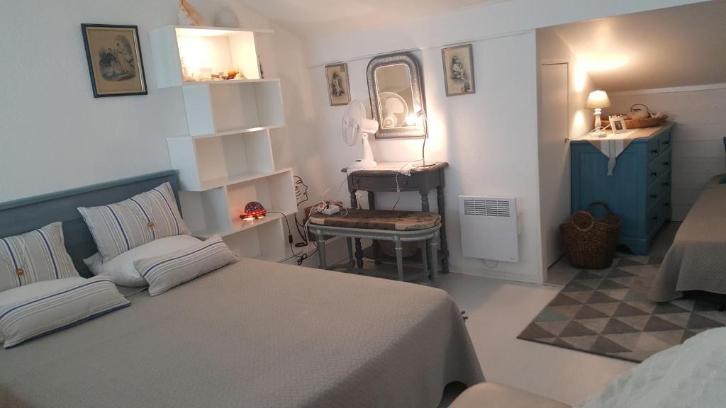 a bedroom with a bed and a sink in it at Blue Ocean in Moliets-et-Maa